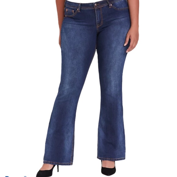 ⭐️NWT Torrid Slim Boot Jeans⭐️